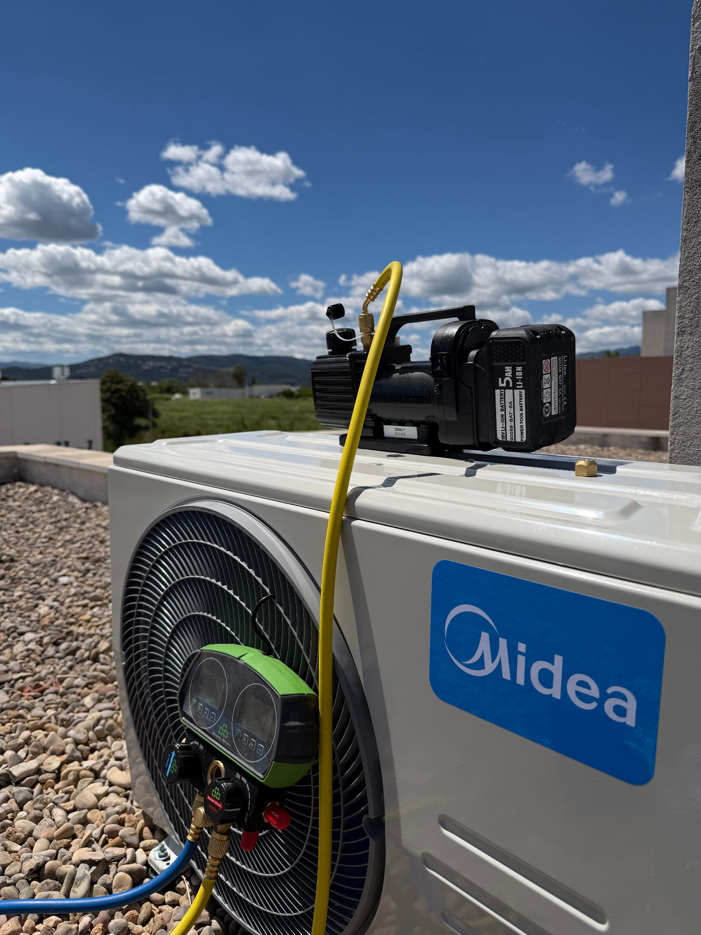Vacío y carga de gas refrigerante en unidad exterior