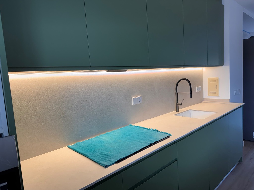 Iluminación LED bajo mueble en cocina