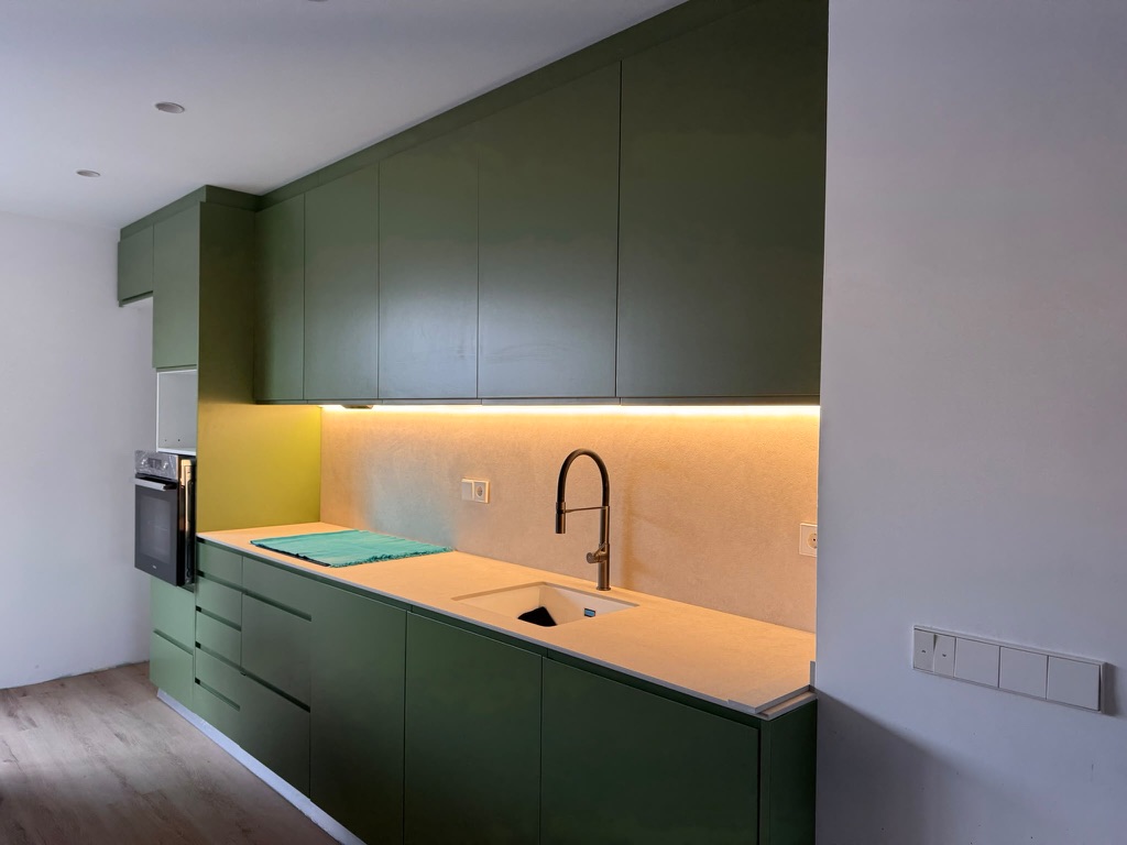 Iluminación indirecta en cocina con tira LED