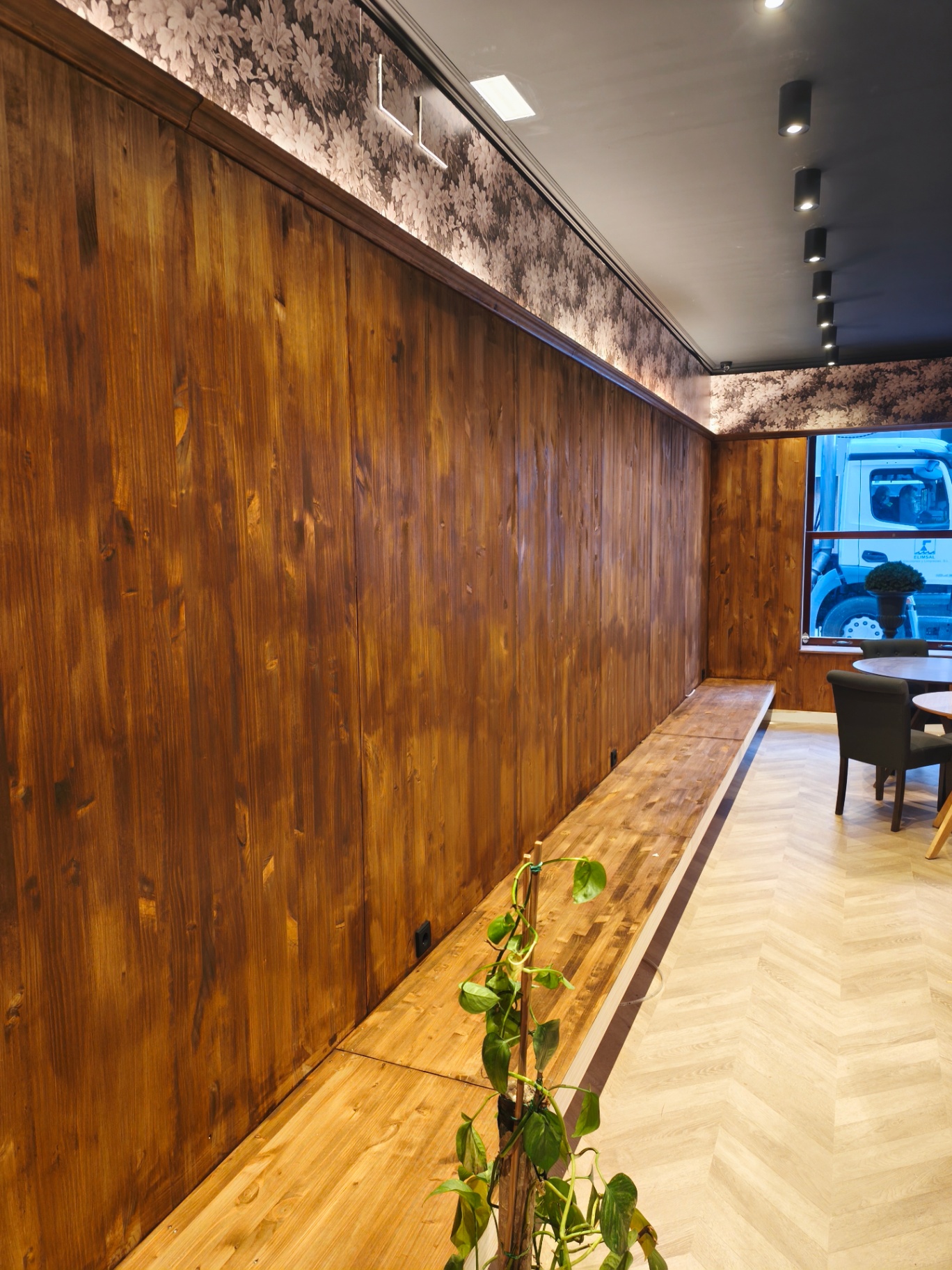 Iluminación arquitectónica en local comercial