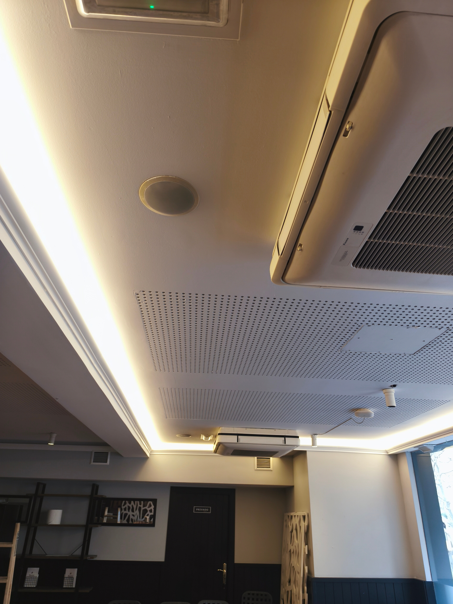 Iluminación perimetral LED en techo de local
