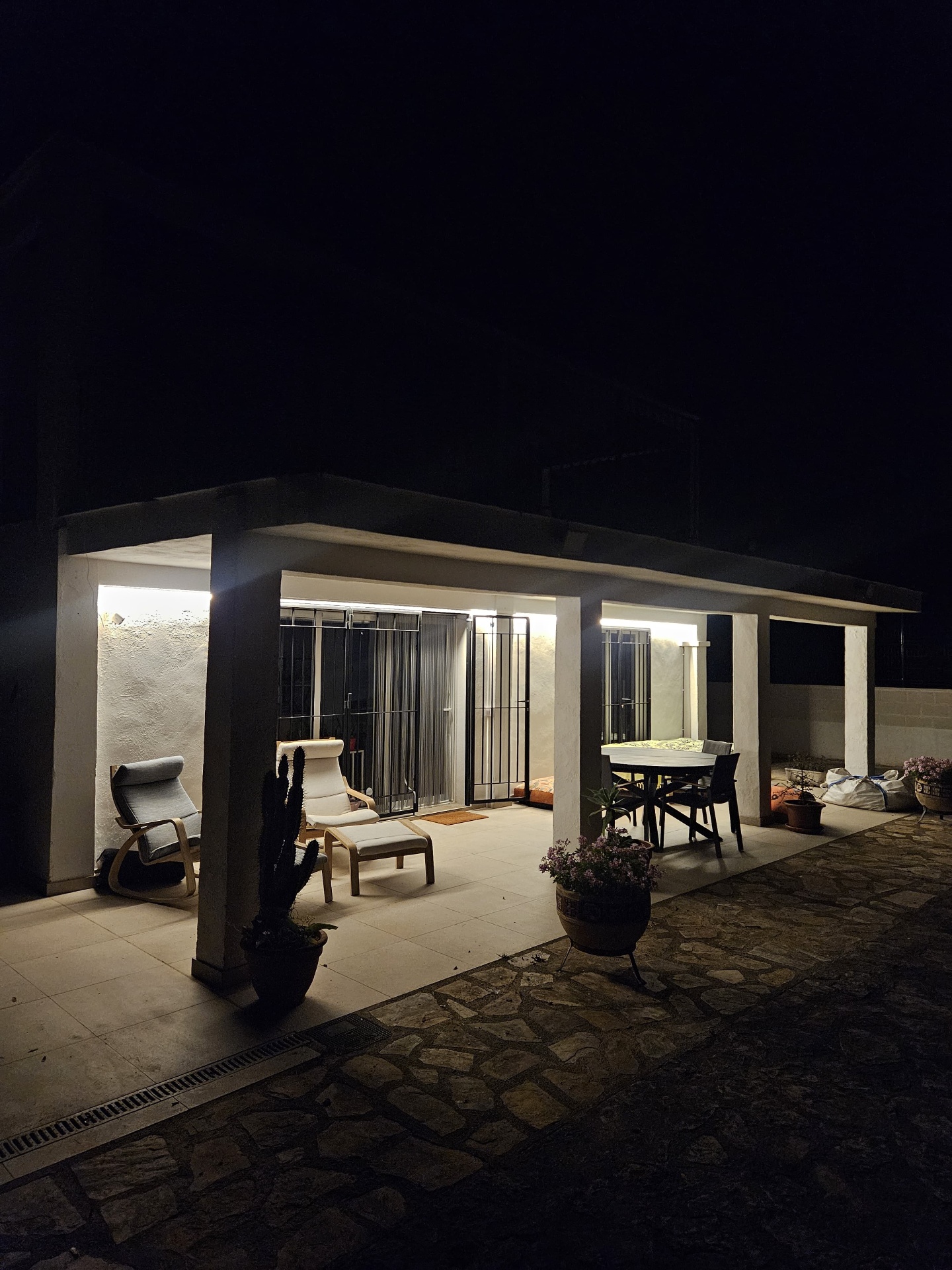 Iluminación exterior de porche en vivienda