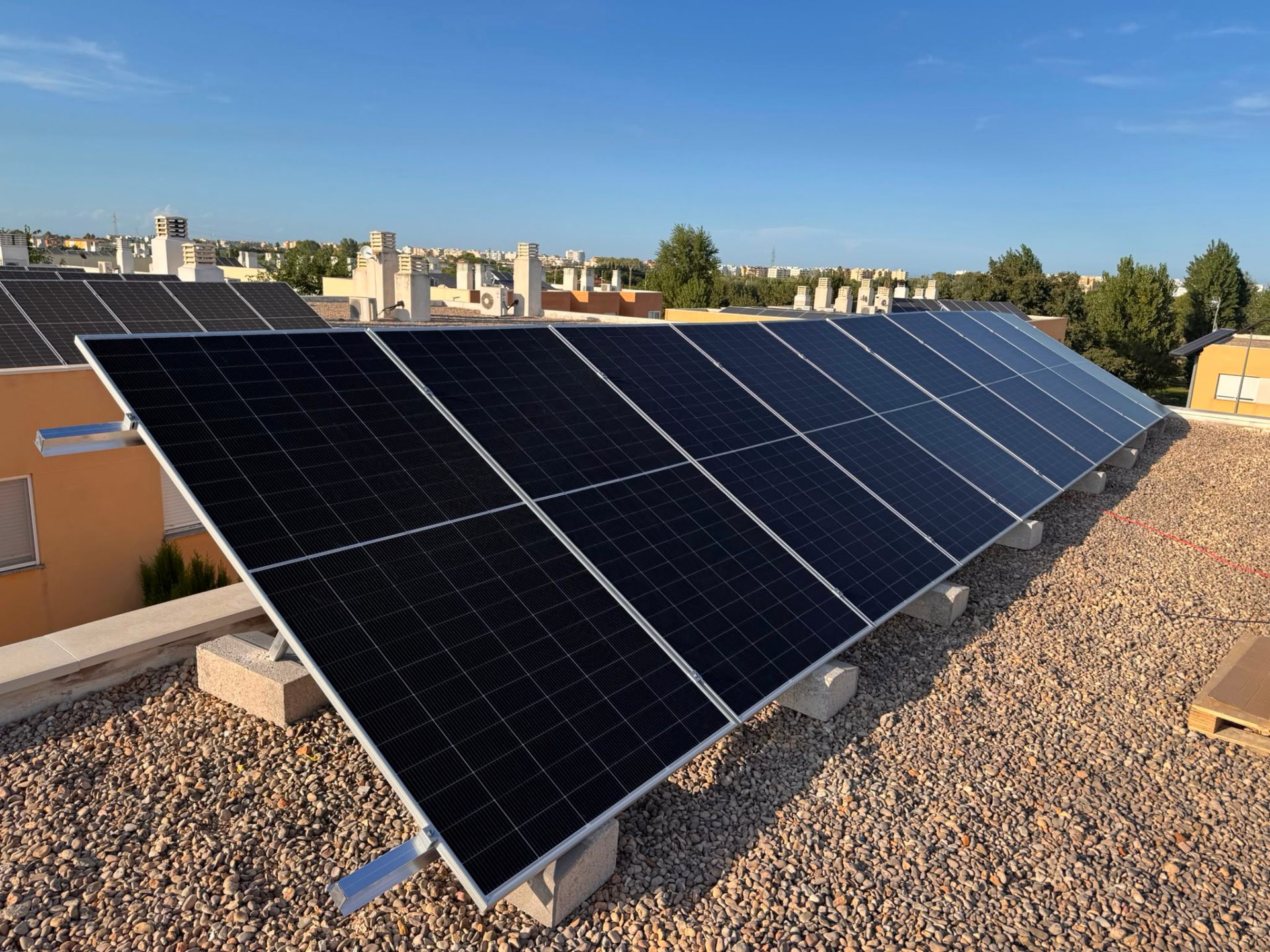 Instalación solar en cubierta plana