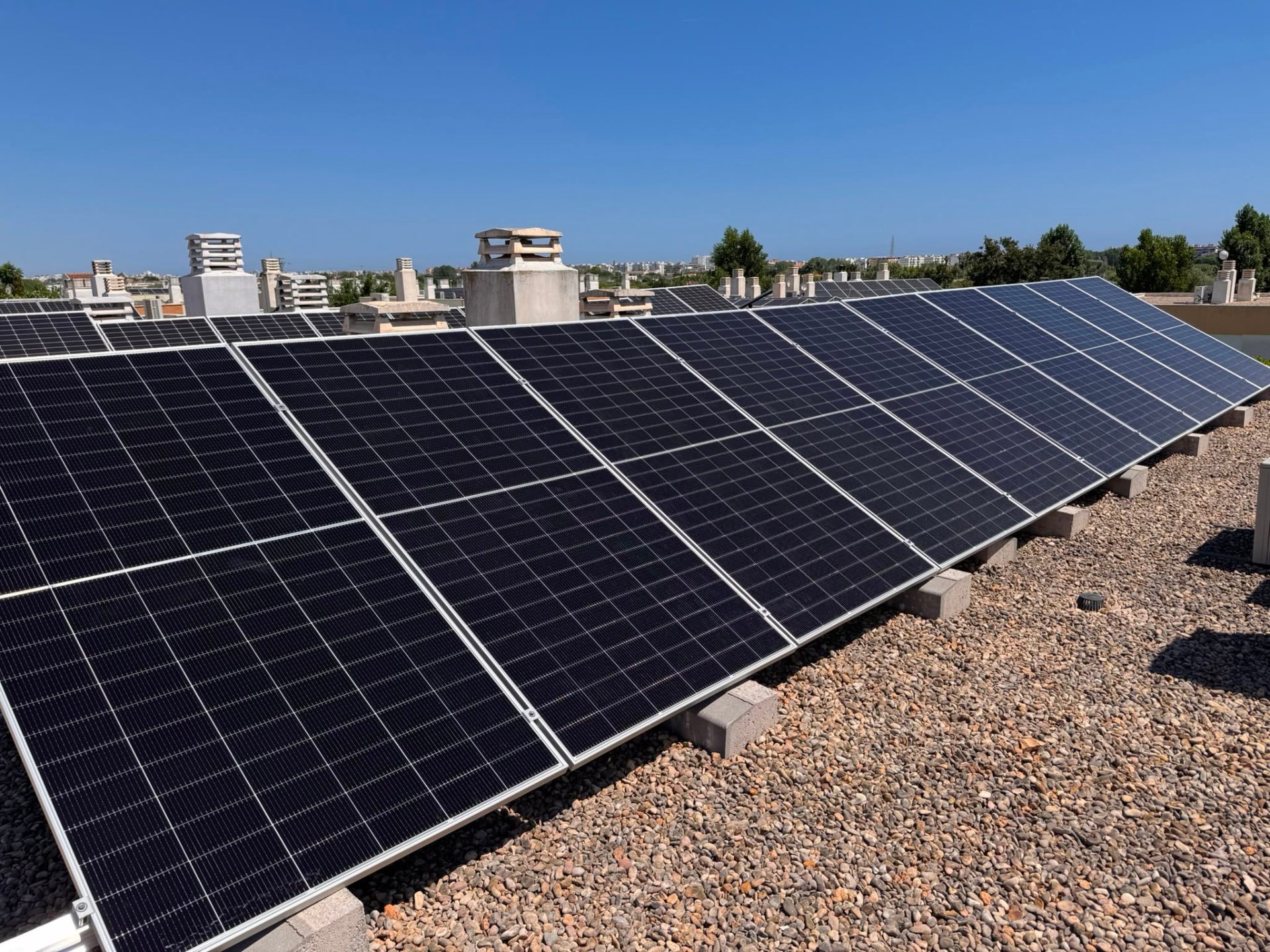Campo solar sobre grava