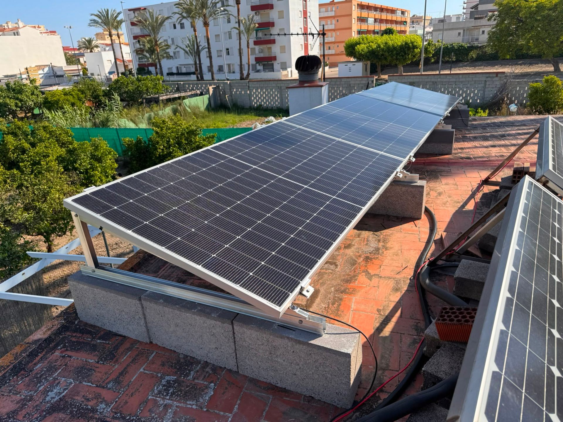 Pérgola fotovoltaica residencial